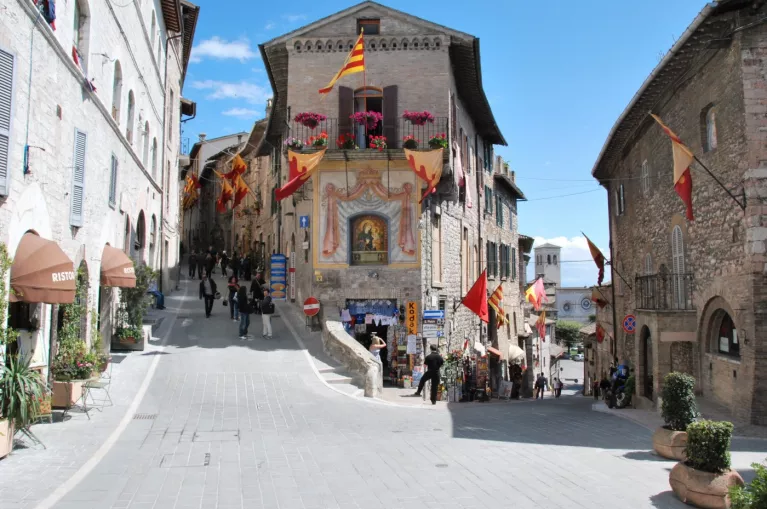 https://uwalk.ie/wp-content/uploads/2026/01/Uwalk.ie-St.-Francis-Way-from-Assisi-to-Spoleto_Assisi_straatbeeld.jpg-767x509-1.webp