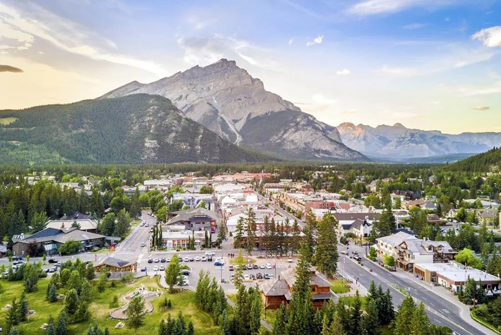 https://uwalk.ie/wp-content/uploads/2026/02/Hiking-in-the-Canadian-Rockies-4.jpg
